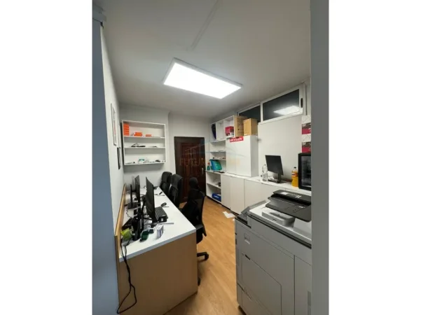 Tirane, jepet me qera zyre Kati 0, 50 m² 500 € (Komuna e Parisit)