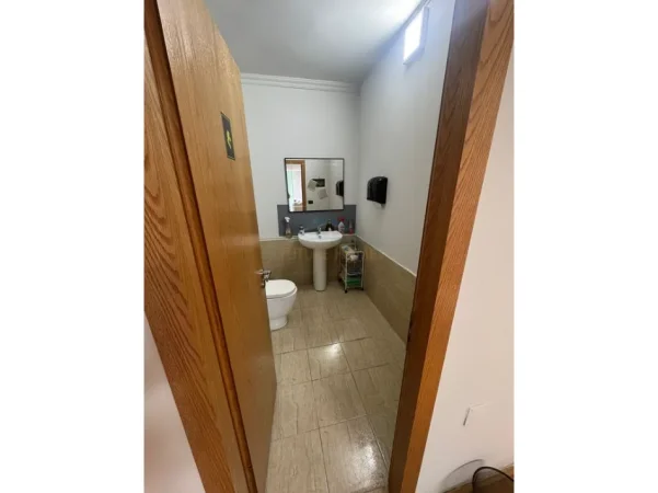 Tirane, jepet me qera zyre Kati 0, 50 m² 500 € (Komuna e Parisit)