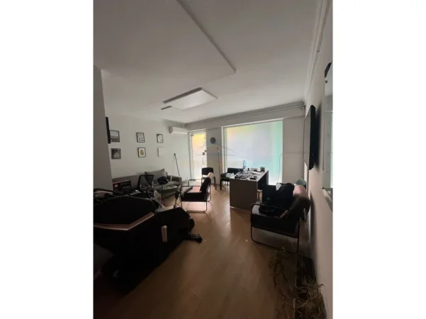 Tirane, jepet me qera zyre Kati 0, 50 m² 500 € (Komuna e Parisit)