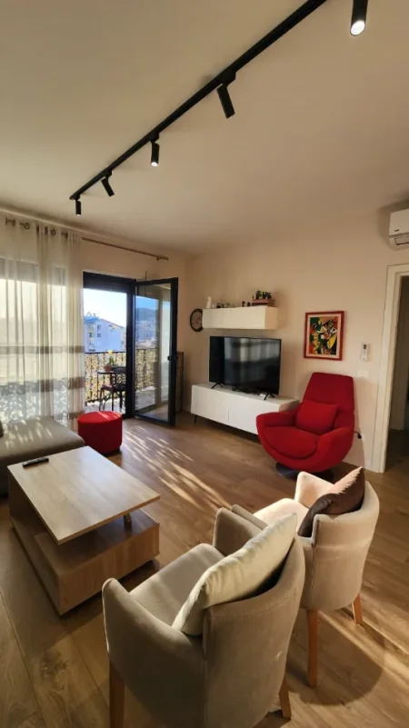 Tirane, jepet me qera apartament 2+1+Ballkon Kati 3, 110 m² 1.100 € (Pazari i ri)