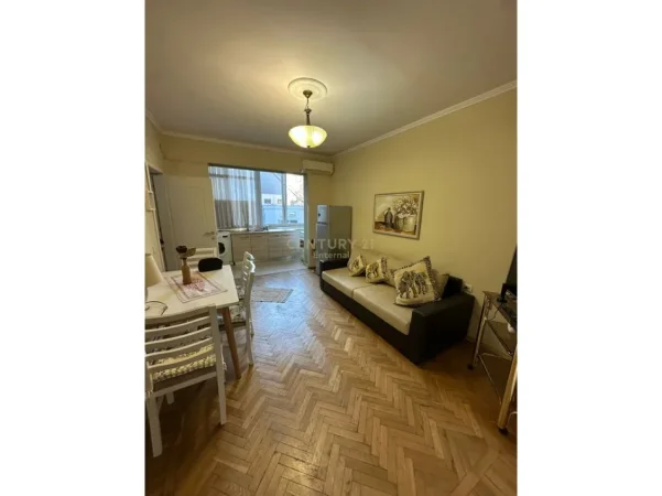 Tirane, jepet me qera apartament 1+1 , 70 m² 600 € (Myslym Shyri tregu cam)