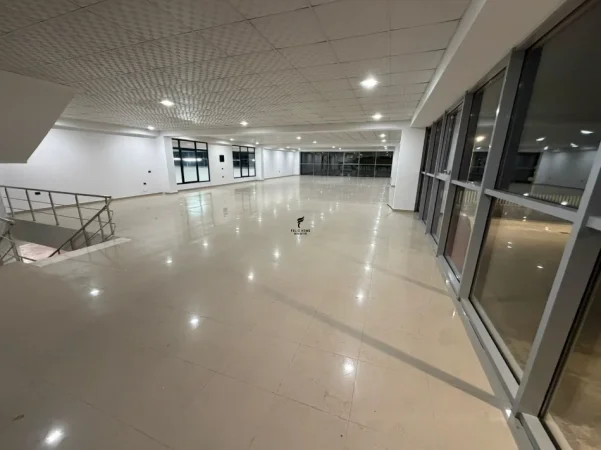 Tirane, jepet me qera magazine , 1.600 m² 6.500 € (RINAS)