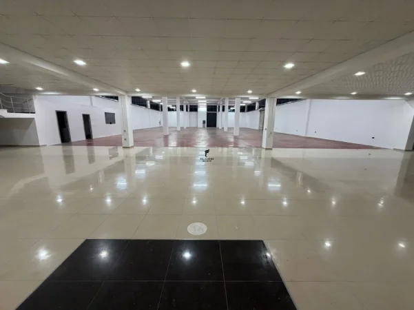 Tirane, jepet me qera magazine , 1.600 m² 6.500 € (RINAS)