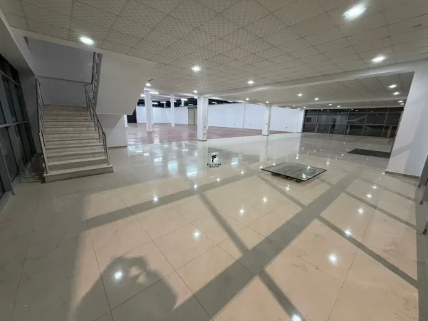 Tirane, jepet me qera magazine , 1.600 m² 6.500 € (RINAS)