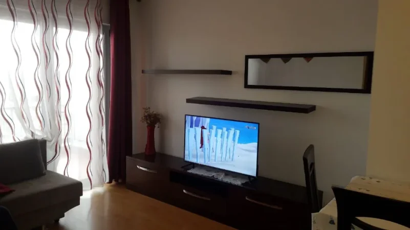 Tirane, jap me qera apartament 1+1+Ballkon Kati 6, 55 m² 500 € (Rruga Xhanfize Keko, pallati Spar ne Xhamllik,)