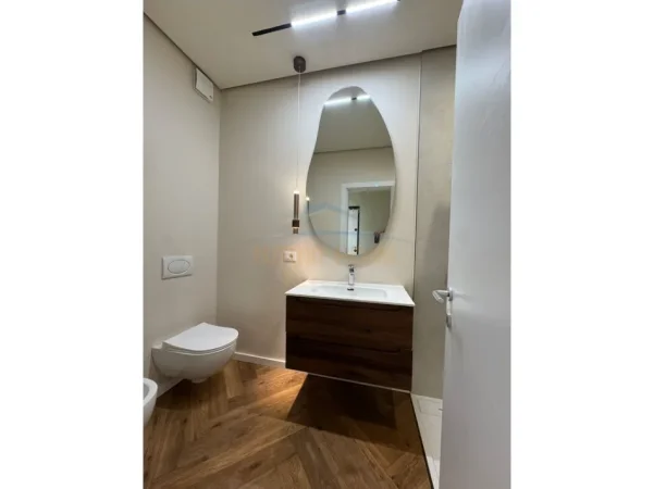 Tirane, jepet me qera apartament 2+1+Ballkon Kati 5, 93 m² 900 € (Don Bosko)