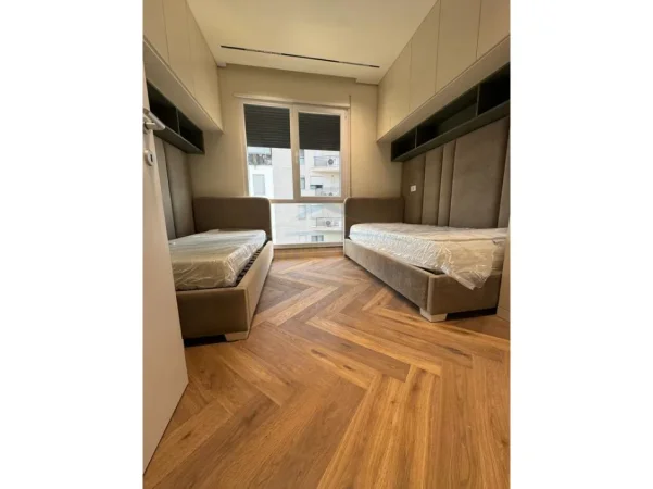 Tirane, jepet me qera apartament 2+1+Ballkon Kati 5, 93 m² 900 € (Don Bosko)