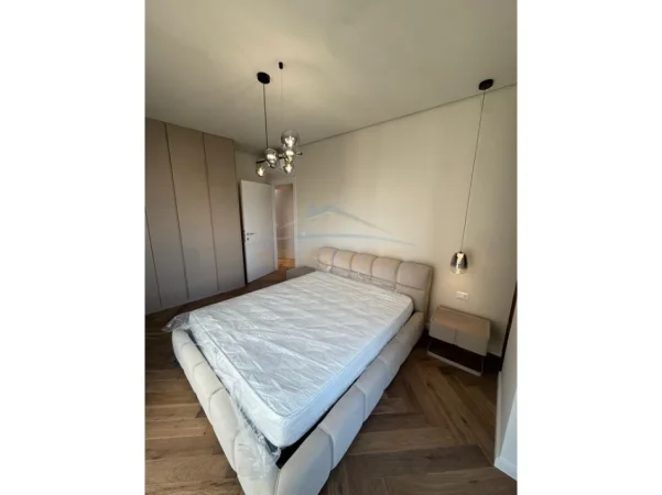 Tirane, jepet me qera apartament 2+1+Ballkon Kati 5, 93 m² 900 € (Don Bosko)