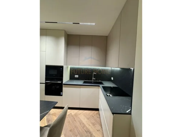 Tirane, jepet me qera apartament 2+1+Ballkon Kati 5, 93 m² 900 € (Don Bosko)