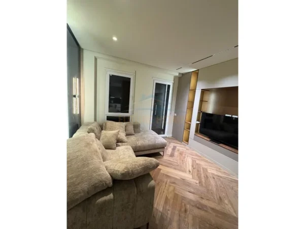 Tirane, jepet me qera apartament 2+1+Ballkon Kati 5, 93 m² 900 € (Don Bosko)