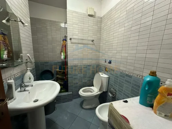 Tirane, jepet me qera apartament 1+1+Ballkon Kati 3, 70 m² 380 € (FRESK)