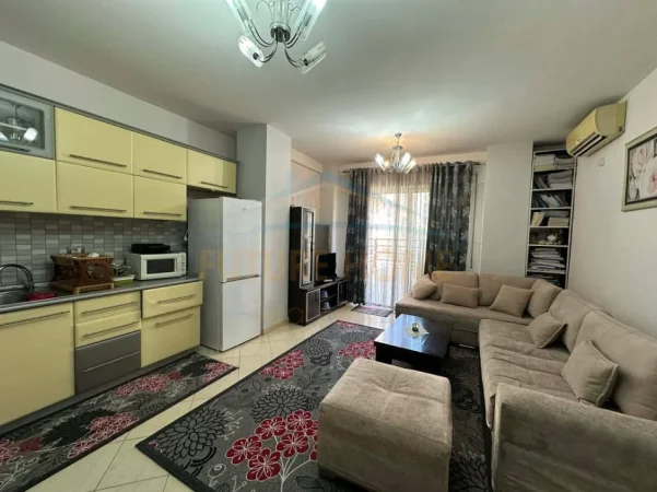 Tirane, jepet me qera apartament 1+1+Ballkon Kati 3, 70 m² 380 € (FRESK)