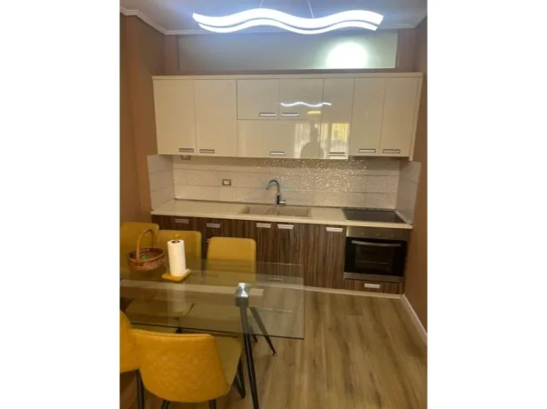 Tirane, jepet me qera apartament 2+1+Ballkon Kati 4, 87 m² 700 € (Liqeni i thate)