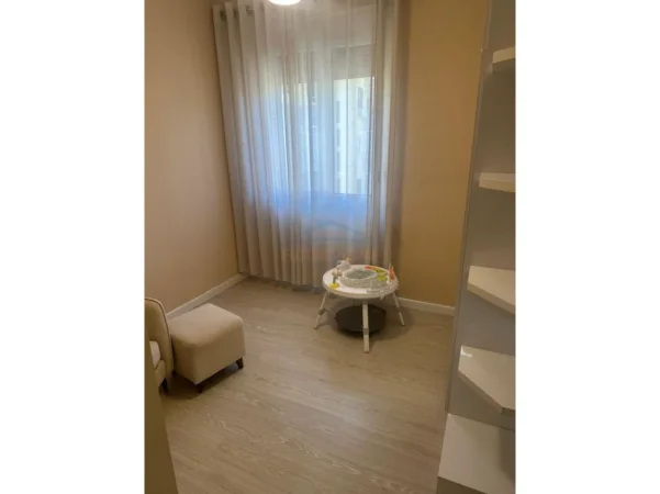 Tirane, jepet me qera apartament 2+1+Ballkon Kati 4, 87 m² 700 € (Liqeni i thate)