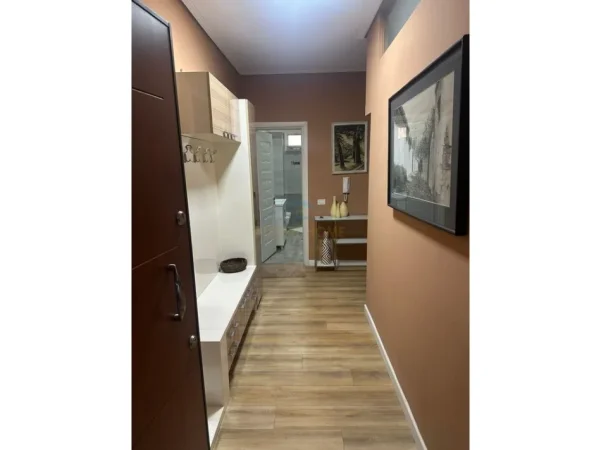 Tirane, jepet me qera apartament 2+1+Ballkon Kati 4, 87 m² 700 € (Liqeni i thate)