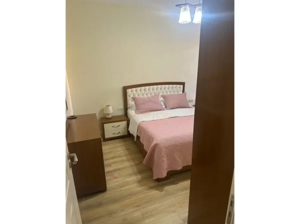 Tirane, jepet me qera apartament 2+1+Ballkon Kati 4, 87 m² 700 € (Liqeni i thate)