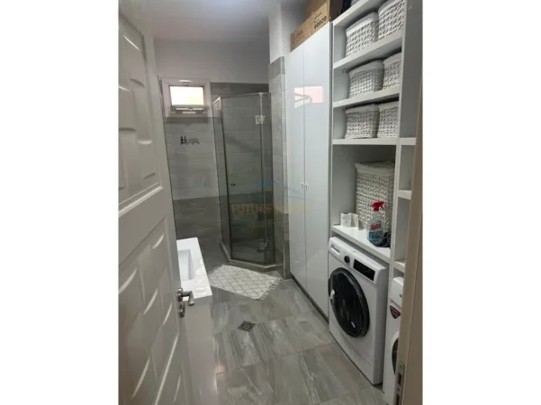Tirane, jepet me qera apartament 2+1+Ballkon Kati 4, 87 m² 700 € (Liqeni i thate)