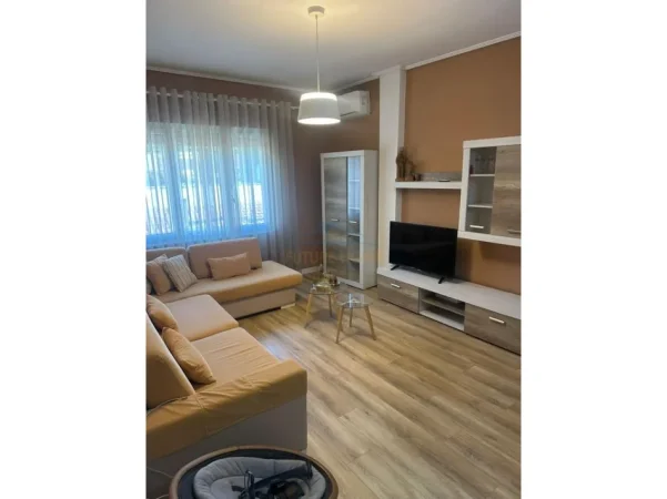Tirane, jepet me qera apartament 2+1+Ballkon Kati 4, 87 m² 700 € (Liqeni i thate)