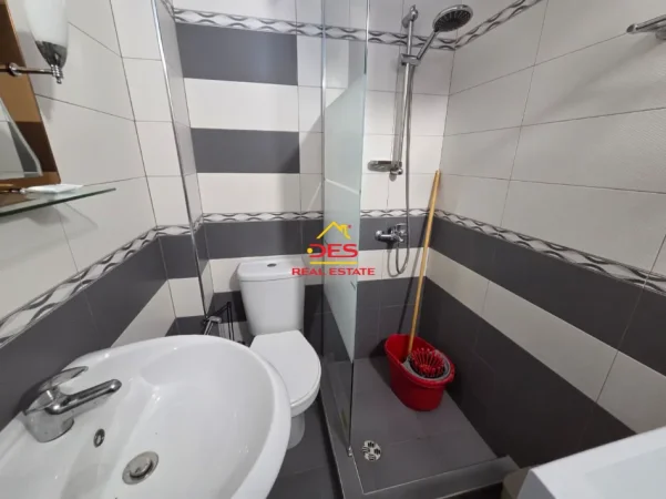 Shqiperi, jepet me qera apartament 1+1+Ballkon Kati 4, 70 m² 300 € (Rruga Dhimitër Konomi)