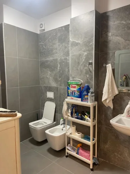 Tirane, jepet me qera apartament 2+1+Ballkon , 530 €