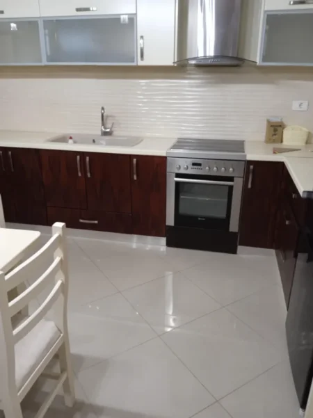 Tirane, jepet me qera apartament 2+1+Ballkon Kati 4, 107 m² 500 € (Pranë Bar OSLO, Astir, Tiranë.)