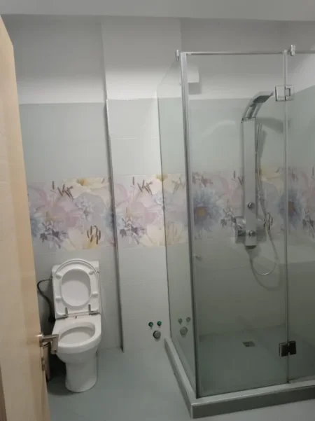 Tirane, jepet me qera apartament 2+1+Ballkon Kati 4, 107 m² 500 € (Pranë Bar OSLO, Astir, Tiranë.)