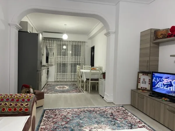Tirane, jepet me qera apartament 1+1 , 85 m² (Universitet Messhetar)