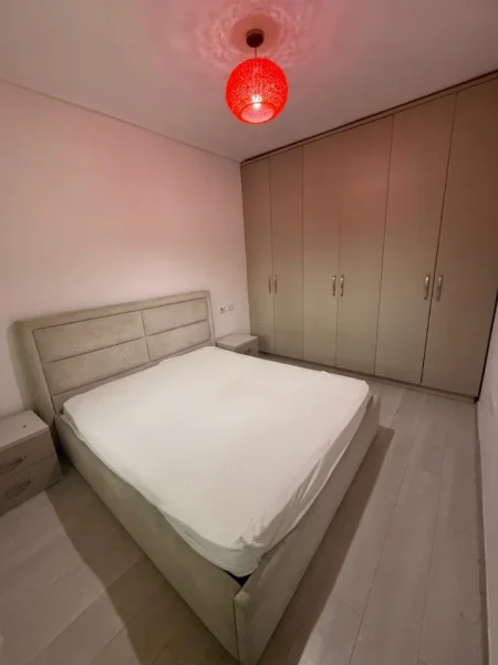 Tirane, jepet me qera apartament 1+1 , 85 m² (Universitet Messhetar)