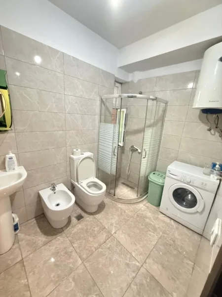 Tirane, jepet me qera apartament 1+1 , 85 m² (Universitet Messhetar)