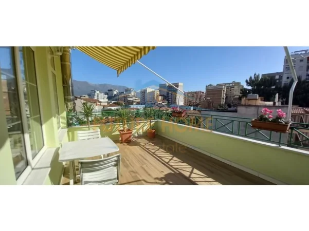 Tirane, jepet me qera apartament 1+1+Ballkon Kati 4, 110 m² 700 € (Rruga e Barrikadave)