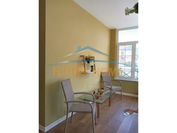 Tirane, jepet me qera apartament 1+1+Ballkon Kati 4, 110 m² 700 € (Rruga e Barrikadave)