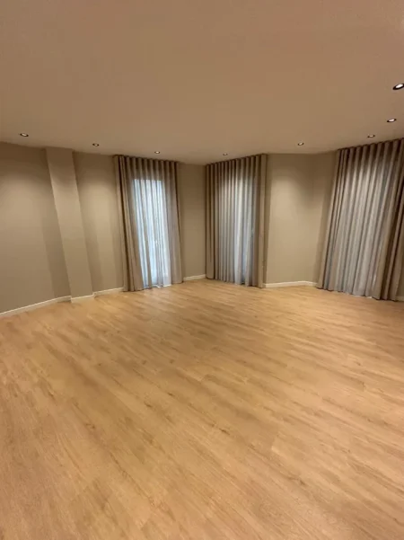 Tirane, jap me qera 1+1 Kati 6, 60 m² 600 € 