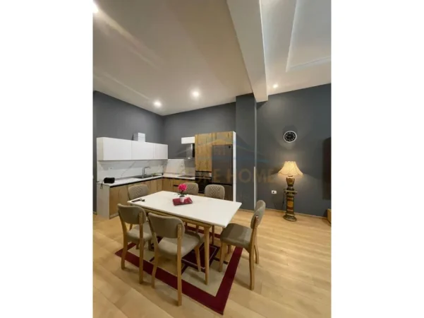 Tirane, jepet me qera apartament 1+1 Kati 1, 110 m² 500 € (LIQENI I THATE , Rruga Peti)