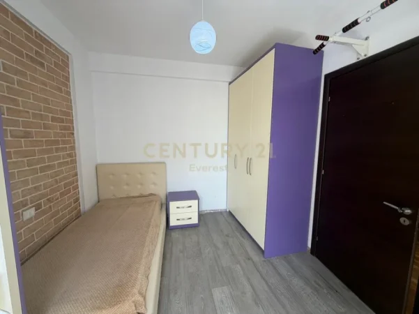 Tirane, jepet me qera apartament 2+1+Ballkon Kati 1, 90 m² 650 € (kodra e diellit)