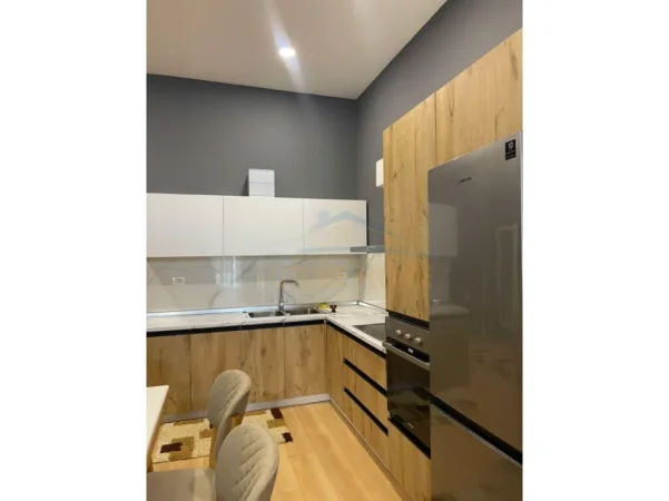 Tirane, jepet me qera apartament 1+1 Kati 1, 110 m² 500 € (Liqeni i Thatë)