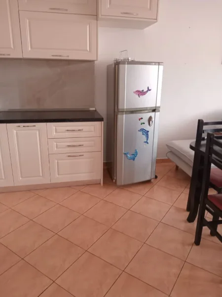 Tirane, jepet me qera apartament 1+1 , 450 € (rruga e kavajes , 21 dhjetori)