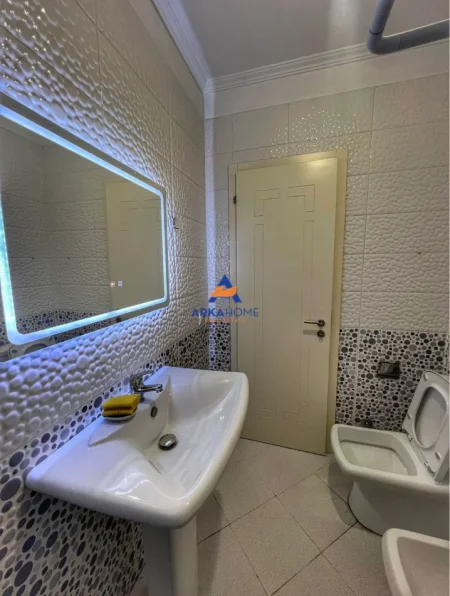Tirane, jepet me qera apartament 2+1+Ballkon , 90 m² 