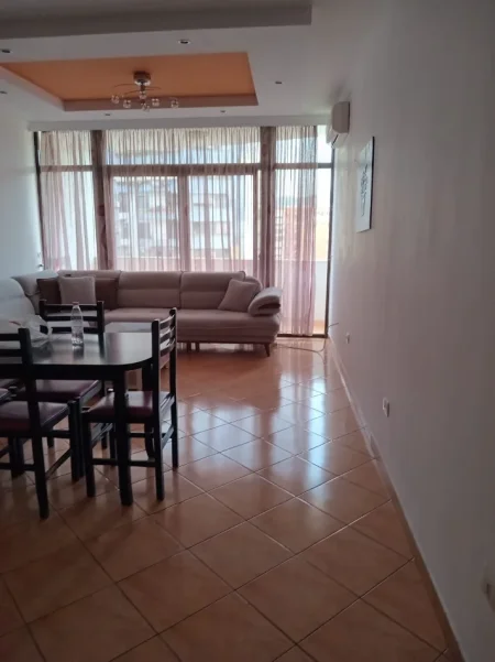 Tirane, jepet me qera apartament 1+1 , 450 € (kompleksi delijorgji)