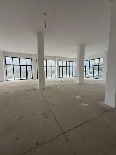 Tirane, jepet me qera dyqan Kati 0, 301 m² 4.000 € (Astir)