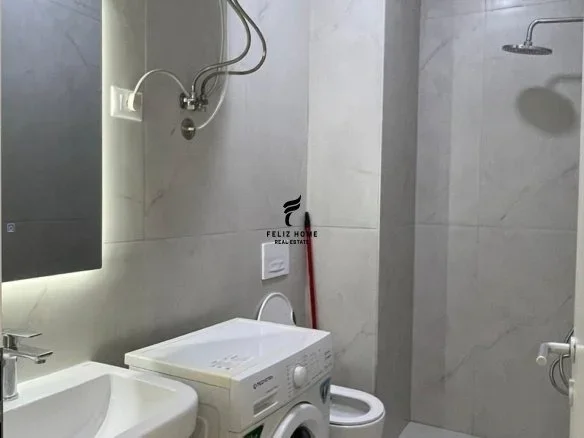 Tirane, jepet me qera apartament 1+1 Kati 8, 50 m² 450 € (ALI DEMI)