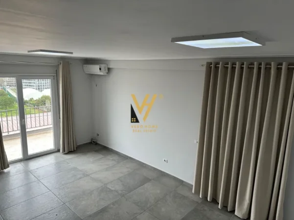 Tirane, jepet me qera zyre Kati 7, 130 m² 970 € (KOMPLEKSI OLIMPIK ,KOMUNA E PARISIT)