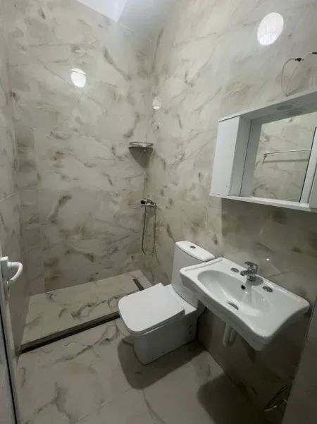 Durres, jepet me qera apartament 1+1 Kati 0, 350 € (Shkembi Kavajes)