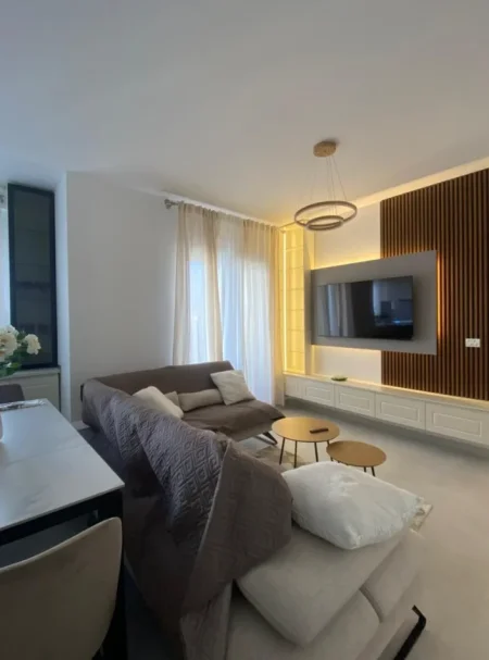 Tirane, jepet me qera apartament 2+1 Kati 1, 68 m² 1.100 € (pazari i ri)