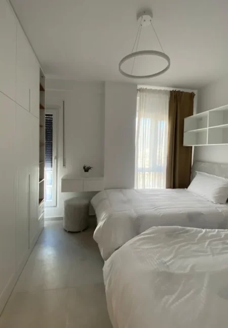 Tirane, jepet me qera apartament 2+1 Kati 1, 68 m² 1.100 € (pazari i ri)