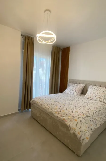 Tirane, jepet me qera apartament 2+1 Kati 1, 68 m² 1.100 € (pazari i ri)