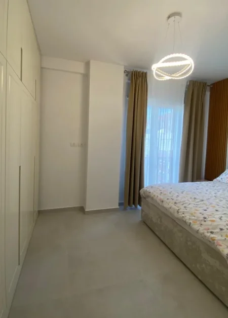 Tirane, jepet me qera apartament 2+1 Kati 1, 68 m² 1.100 € (pazari i ri)