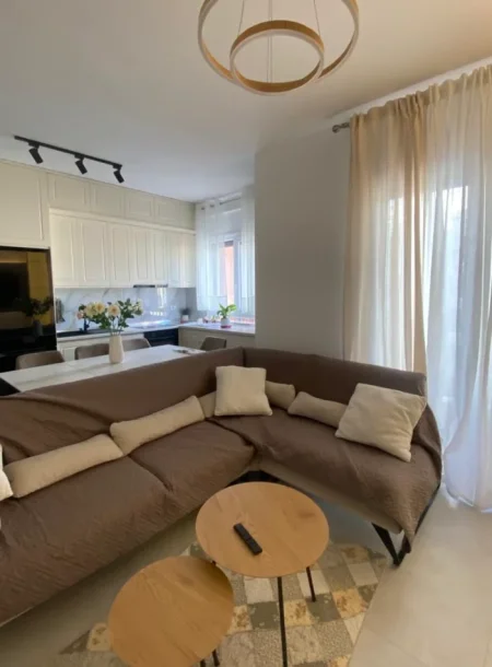 Tirane, jepet me qera apartament 2+1 Kati 1, 68 m² 1.100 € (pazari i ri)