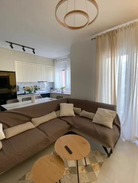 Tirane, jepet me qera apartament 2+1 Kati 1, 68 m² 1.100 € (pazari i ri)