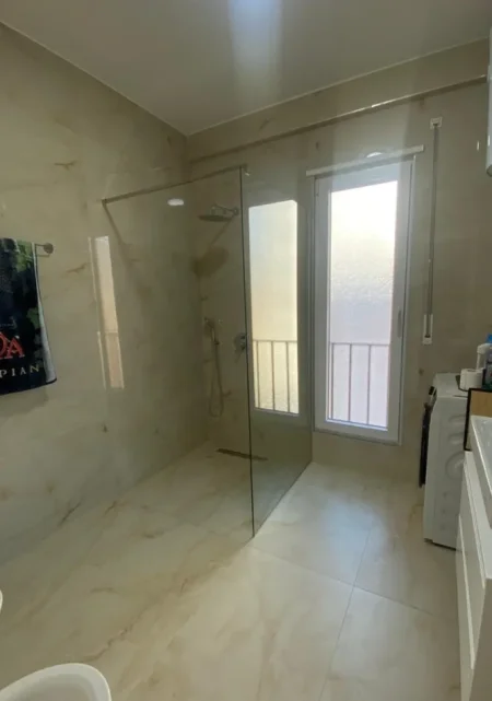 Tirane, jepet me qera apartament 2+1 Kati 1, 68 m² 1.100 € (pazari i ri)