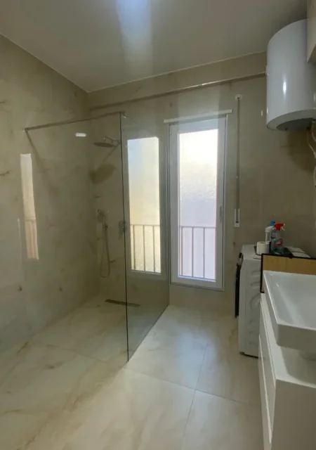 Tirane, jepet me qera apartament 2+1 Kati 1, 68 m² 1.100 € (pazari i ri)